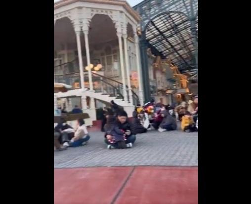 地震後,東京迪士尼遊客留在原地避難。(互聯網)