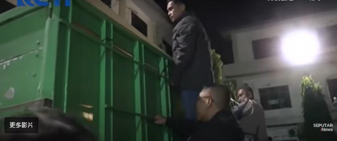 警員截查貨車。(互聯網)