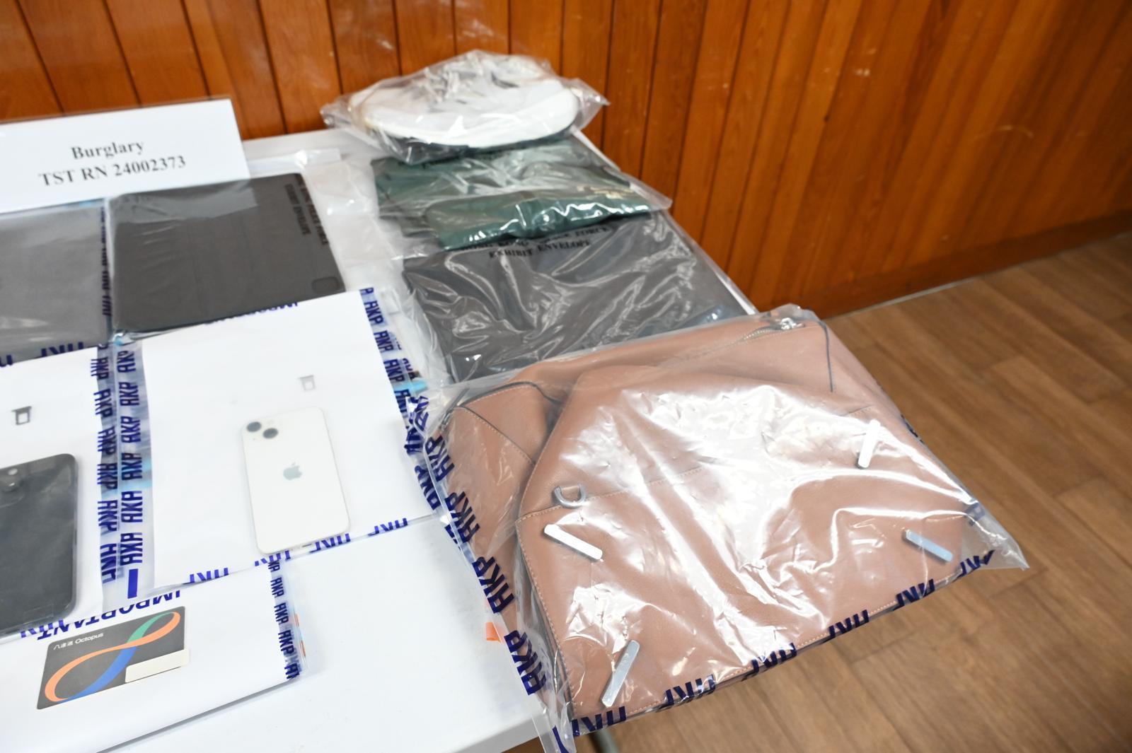 尖沙咀北京道一間專售名牌手袋的樓上店本月21日被爆竊,12個價值171萬元的手袋被偷走,涉案35歲男子被捕,警方指他至少涉及另外3宗爆竊案,涉案物品總值超過213萬元。