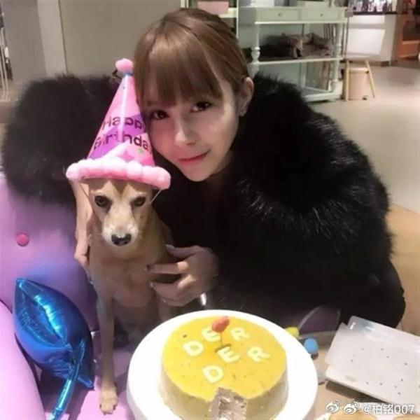 2010年《非誠勿擾》節目亢,馬諾因「寧願坐在寶馬裡哭,也不願坐在單車上笑」而爆紅,她後來稱是節目效果