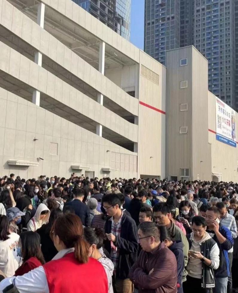 深圳Costco今開業 數千人「打蛇餅」需排3小時