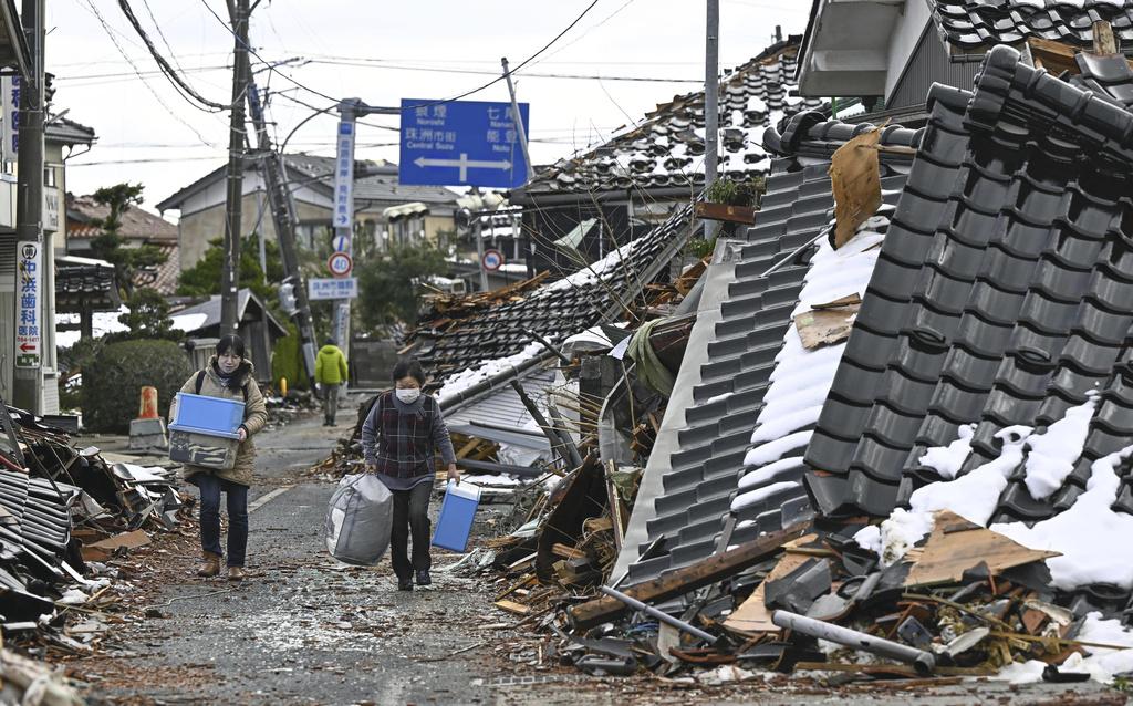 珠洲市災民外出張羅物資。(美聯社)