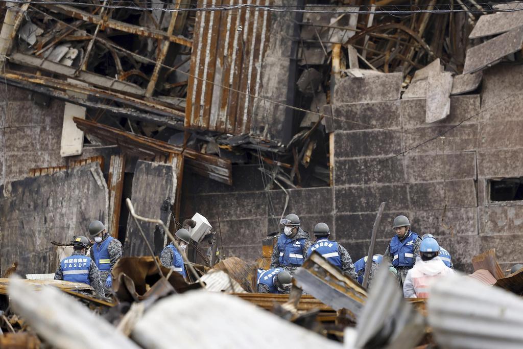自衛隊員在輪島市朝市通災區搜索。(美聯社)