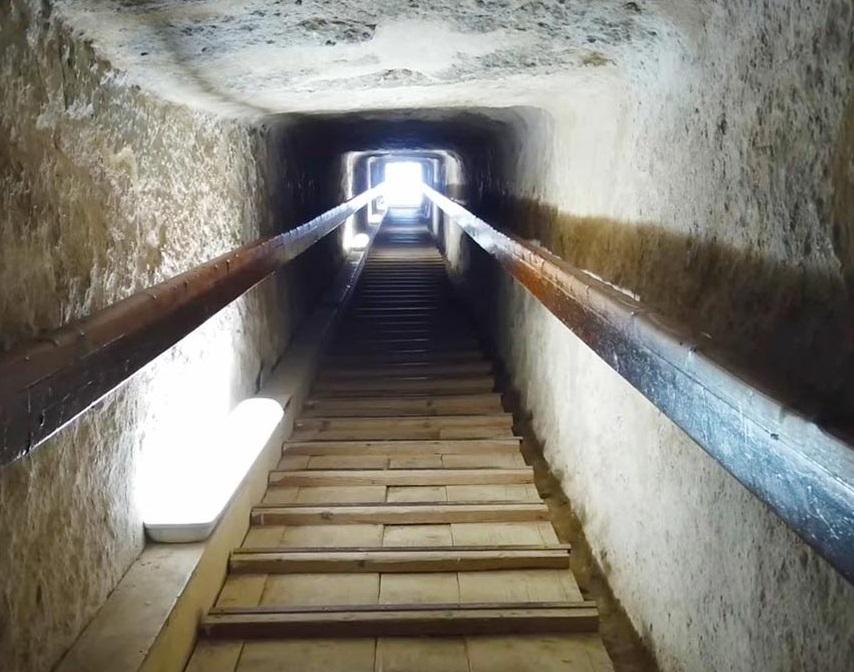 埃及孟卡拉金字塔內部。(互聯網)