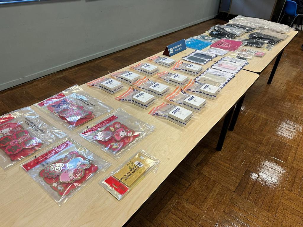 警方展示檢獲的贓物及證物。