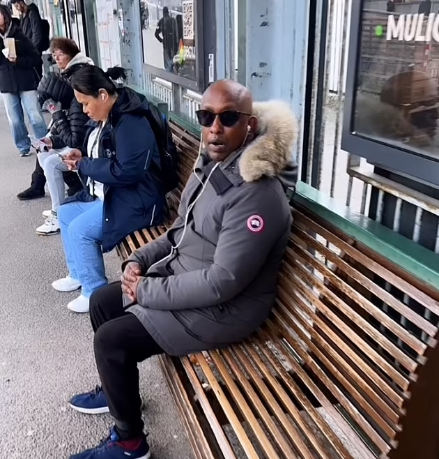 去年有一名女子拍片,指控圖中男子偷去她的Canada Goose外套。(互聯網)