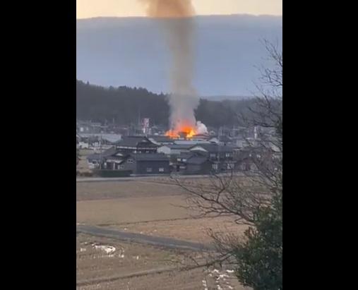 日本石川縣地震,有房屋起火。(互聯網)