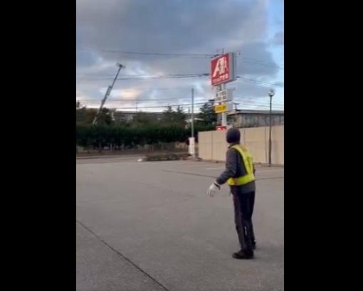 日本石川縣地震,電線杆搖晃。(互聯網)