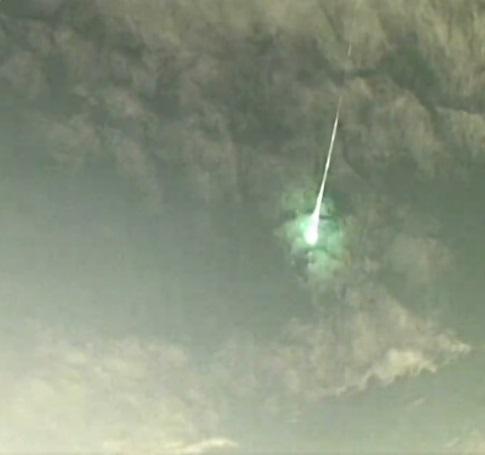 綠光劃破天際。(互聯網)