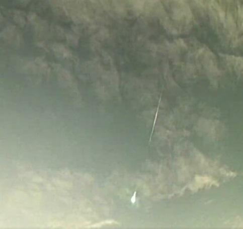 綠光劃破天際。(互聯網)