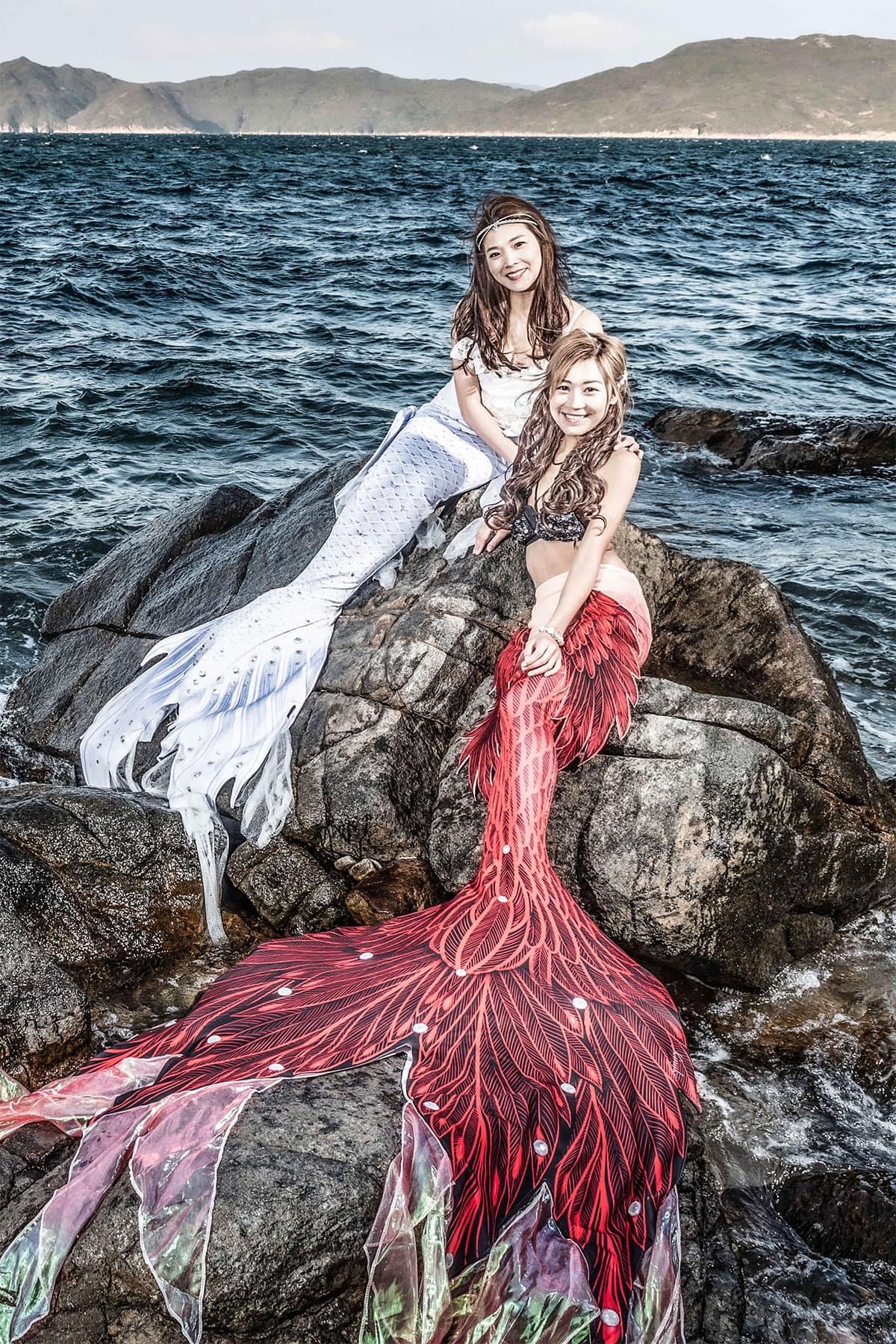 該店為號稱香港第一間教授「Mermaid Dance水中舞」的學校Mermaid Ocean Place,靈感來自於美人魚在水下游泳時優雅的姿態,將美人魚泳術和舞蹈的元素融合,創造一系列以優雅美感為重的美人魚課程,讓學員化身成美人魚在水中世界載歌載舞。(Mermaid Ocean Place官網及fb)