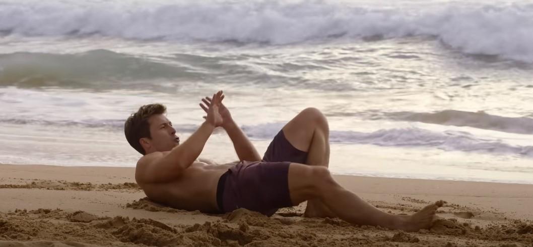 35歲的格倫鮑威爾毫不吝嗇一身肌肉。