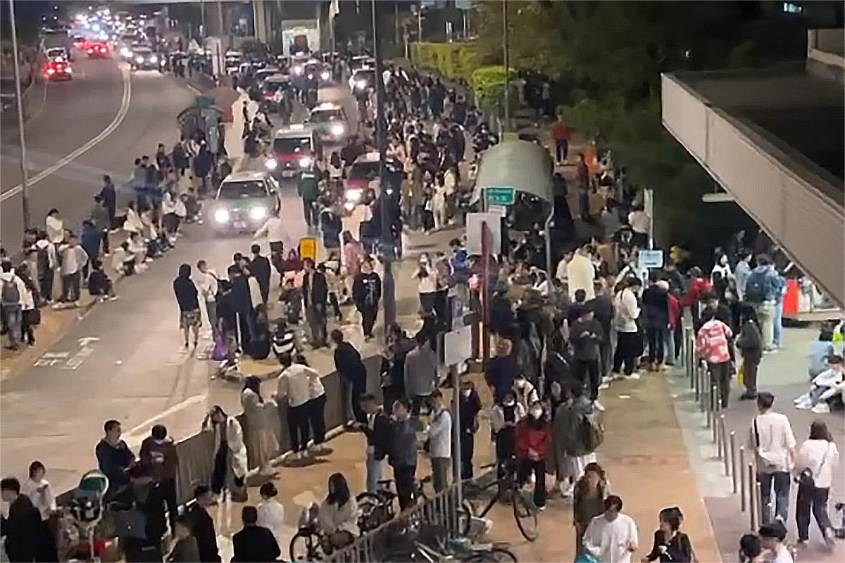 港鐵上水站外今日凌晨大排長龍。(網上片段截圖)