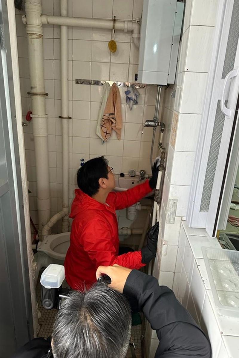 有團體歲晚前到土瓜灣,為100戶基層長者家居大掃除和送上愛心福袋。(組織提供)