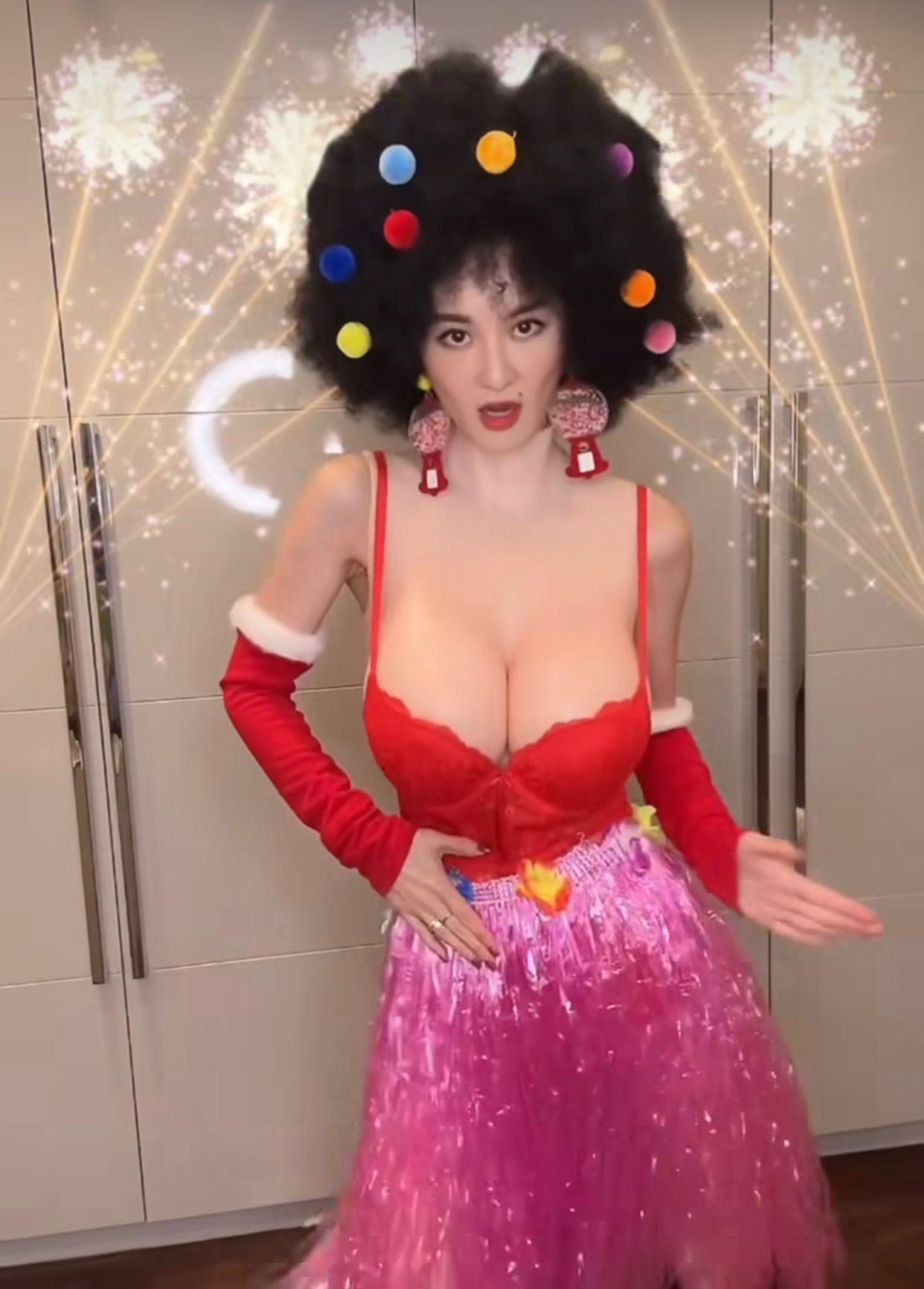 裕美化身巨胸爆炸頭狂舞賀年,喜感十足。