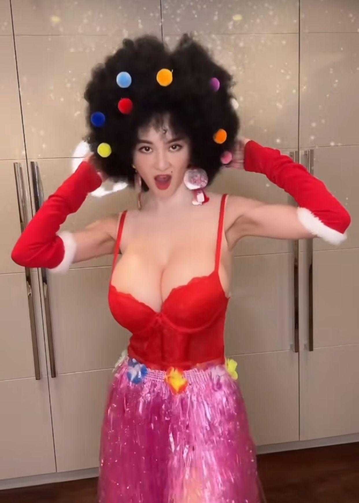 裕美穿巨胸膠衣熱舞賀年。