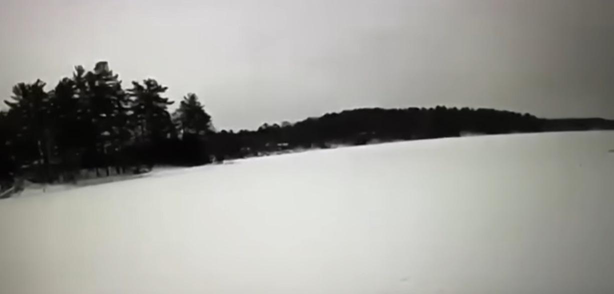 警員的隨身攝錄鏡頭拍攝冰湖情況。(互聯網)