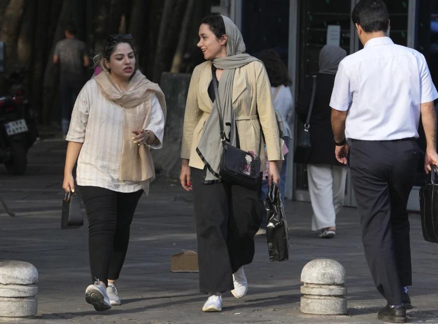 伊朗女性在德黑蘭街頭戴上頭巾。(資料圖片)