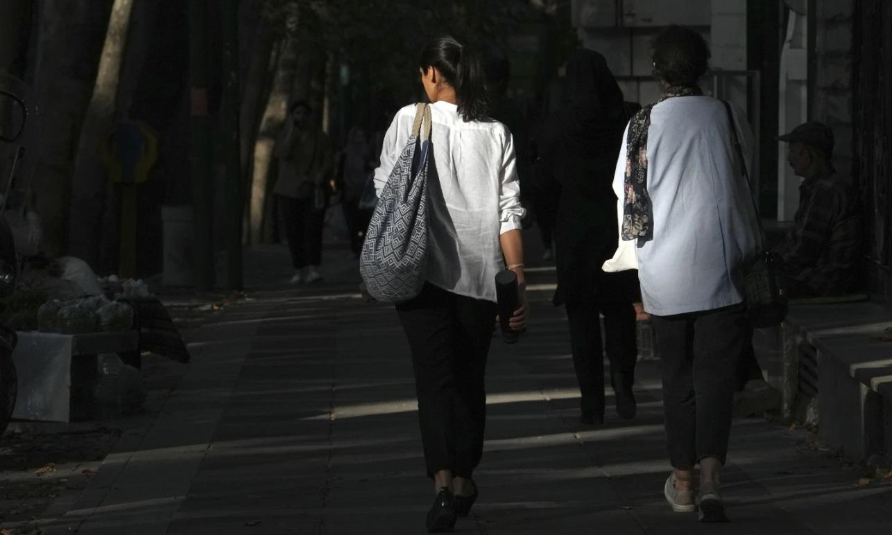 部分伊朗女性在德黑蘭街頭沒戴頭巾。(資料圖片)