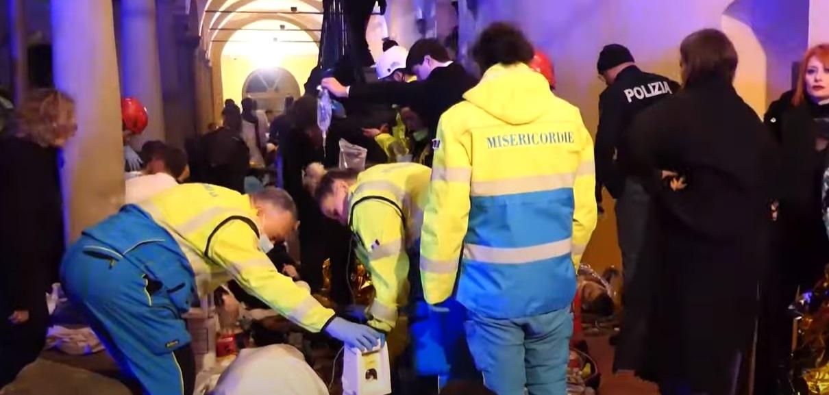 醫護替傷者即場施救。(互聯網)