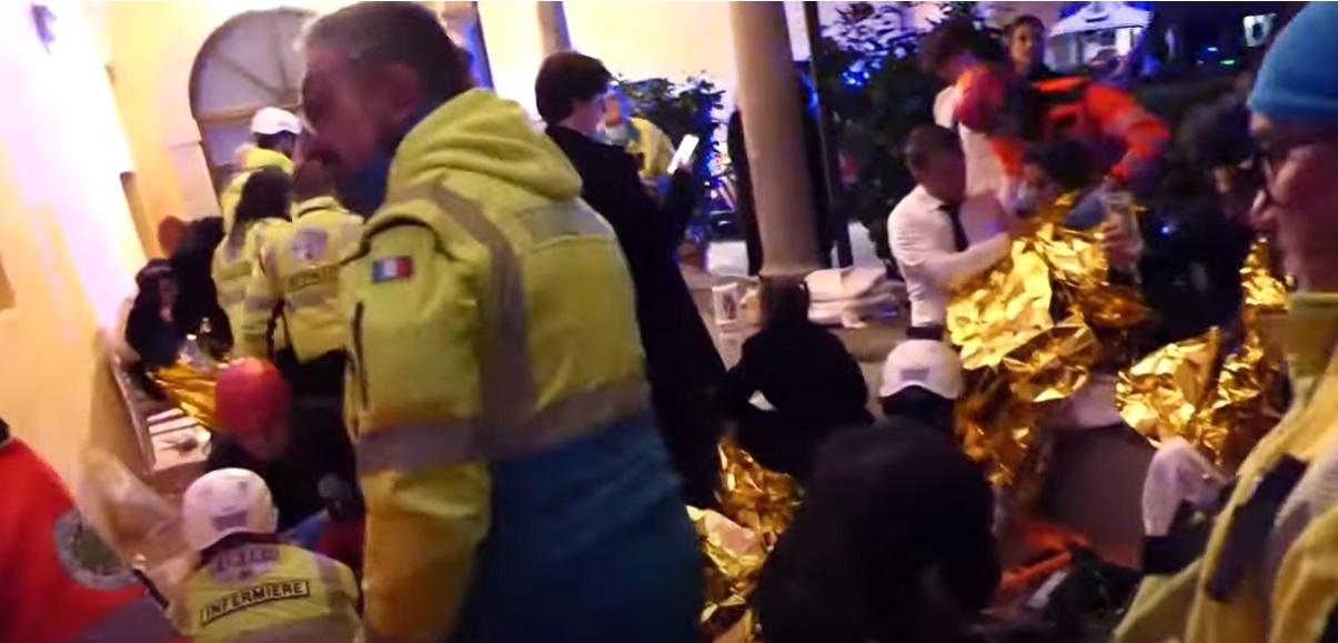 醫護替傷者即場施救。(互聯網)