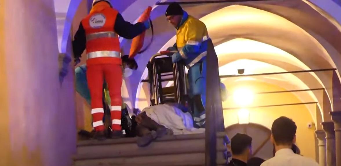 醫護替傷者即場施救。(互聯網)