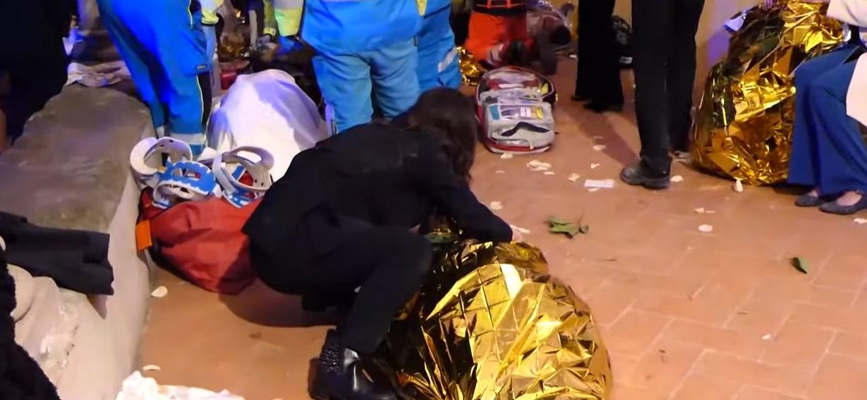 傷者蓋上保暖膠膜,等候送院。(互聯網)