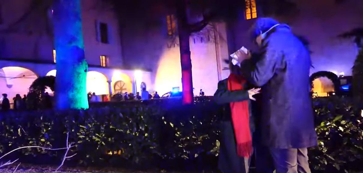 有賓客頭部受傷,同行親友幫她按住傷口。(互聯網)