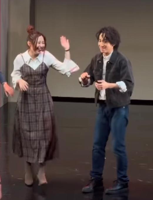 Ivy So立即推開吳肇軒,之後即笑着打對方手臂。