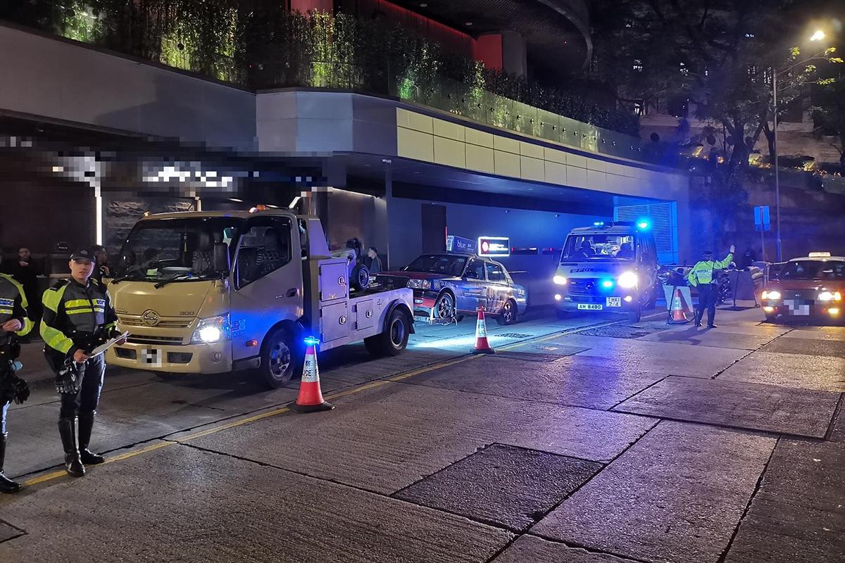 警方一連兩晚在蘭桂坊一帶打擊「黑的」。(警方圖片)