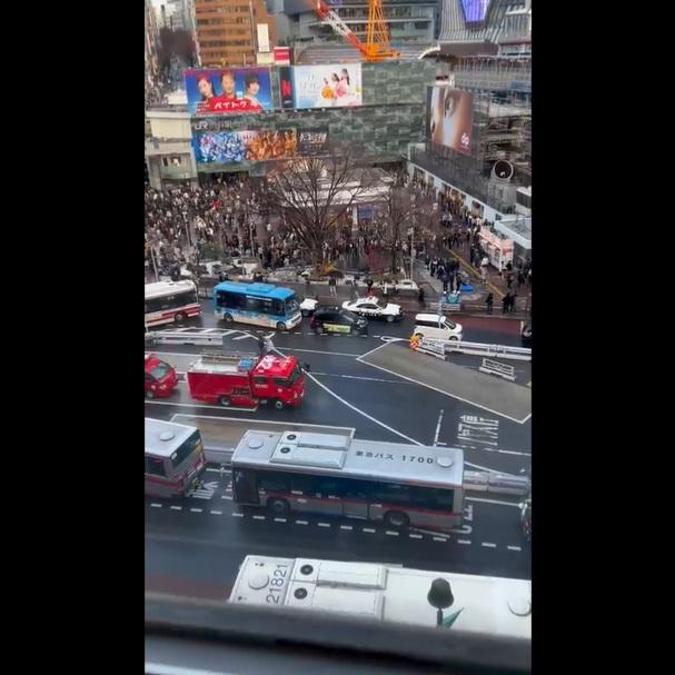 現場聚集民眾,有警車戒備。(互聯網)