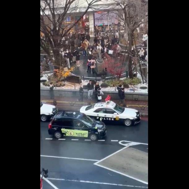 現場聚集民眾,有警車戒備。(互聯網)