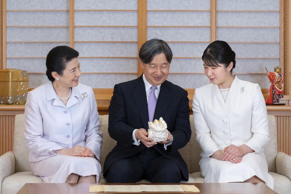 日本宮內廳元日發布日皇德仁、皇后雅子及女兒愛子的家庭照。(互聯網)