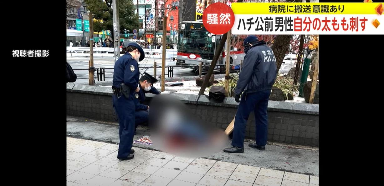 網上圖片顯示,男子大腿流出大量鮮血,3名警員到場。(互聯網)