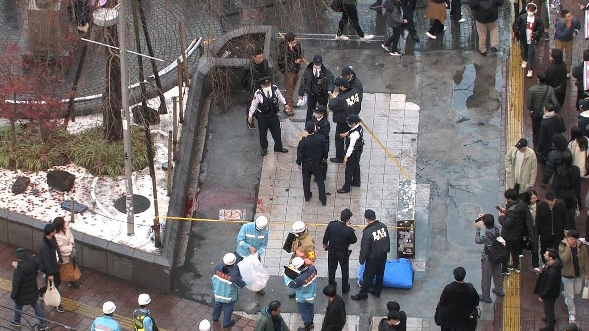 警方事後封鎖現場,地上可見血漬。(互聯網)