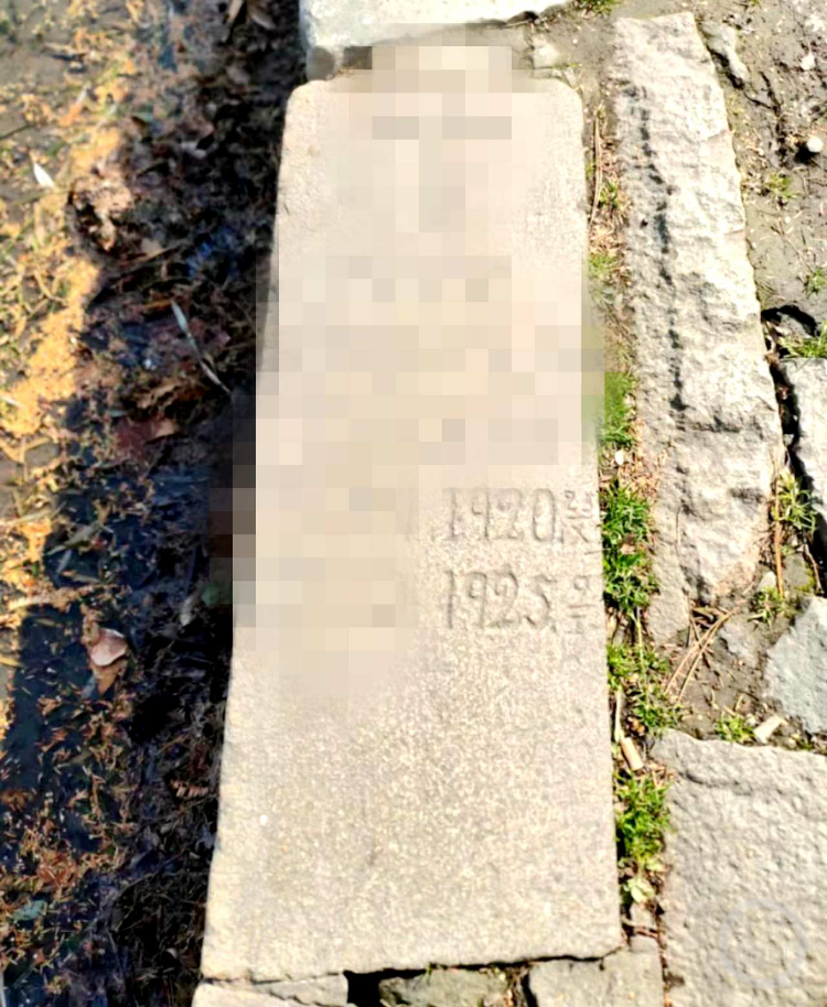 有上海網民近日發現,楊浦區楊浦公園部分湖堤是用墓碑鋪成,「差點誤以為這是墓地」,當地文物部門解釋因興建園區時缺乏石料,故「就地取材」用了一些無主墓碑,強調「有機會的話會換掉」。