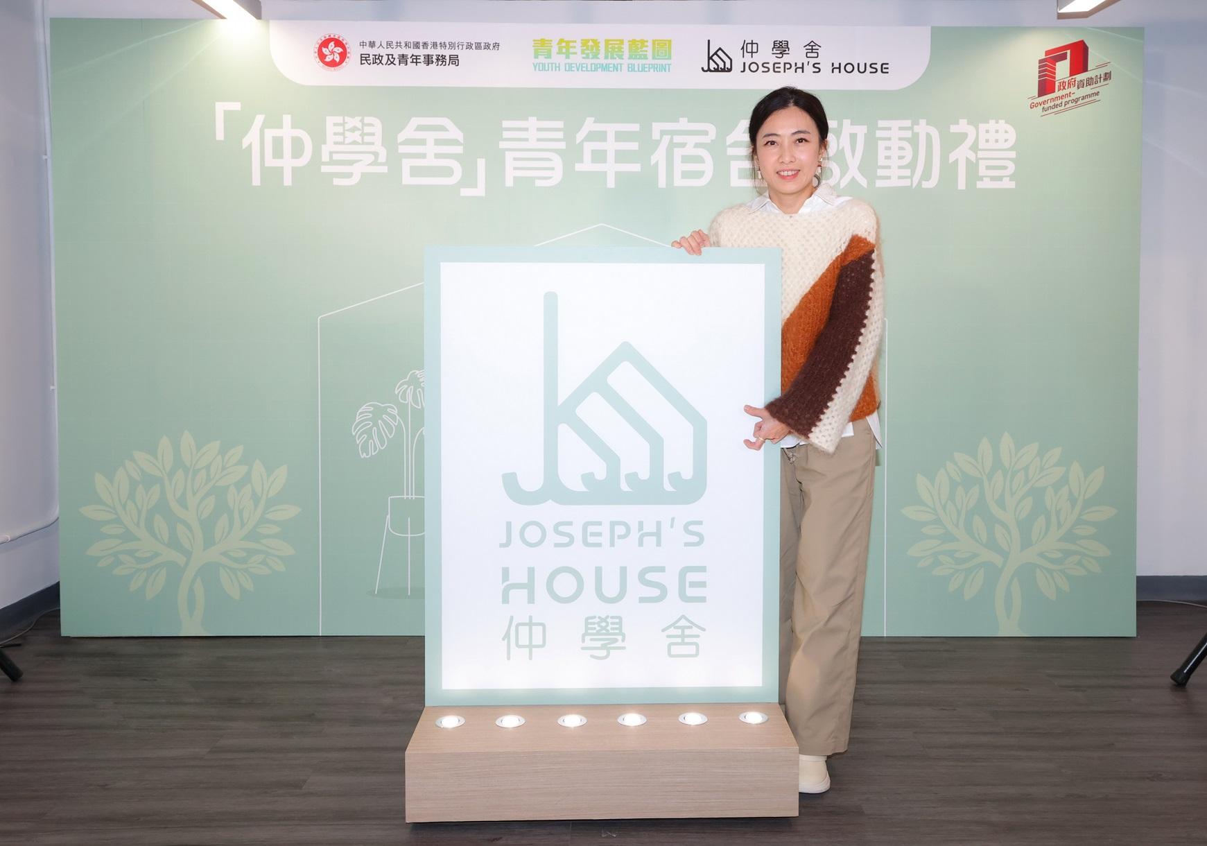 近年甘比常以劉鑾雄慈善基金信託人之董事身份,參與不少慈善活動。(資料圖片)