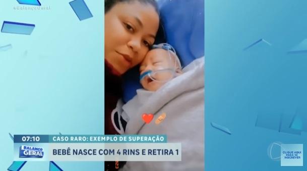 塔利亞與初出生的女兒合照。(互聯網)