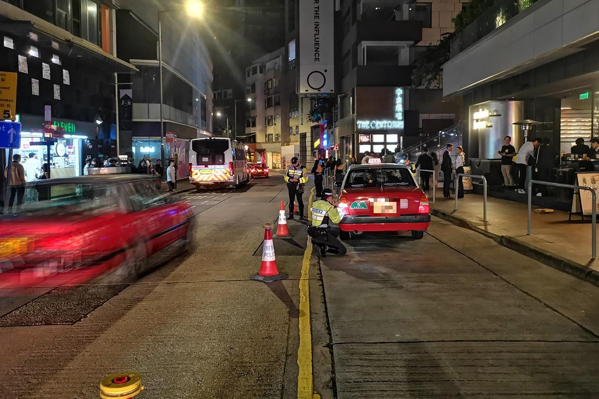 警方一連兩晚在蘭桂坊一帶打擊「黑的」。(警方圖片)