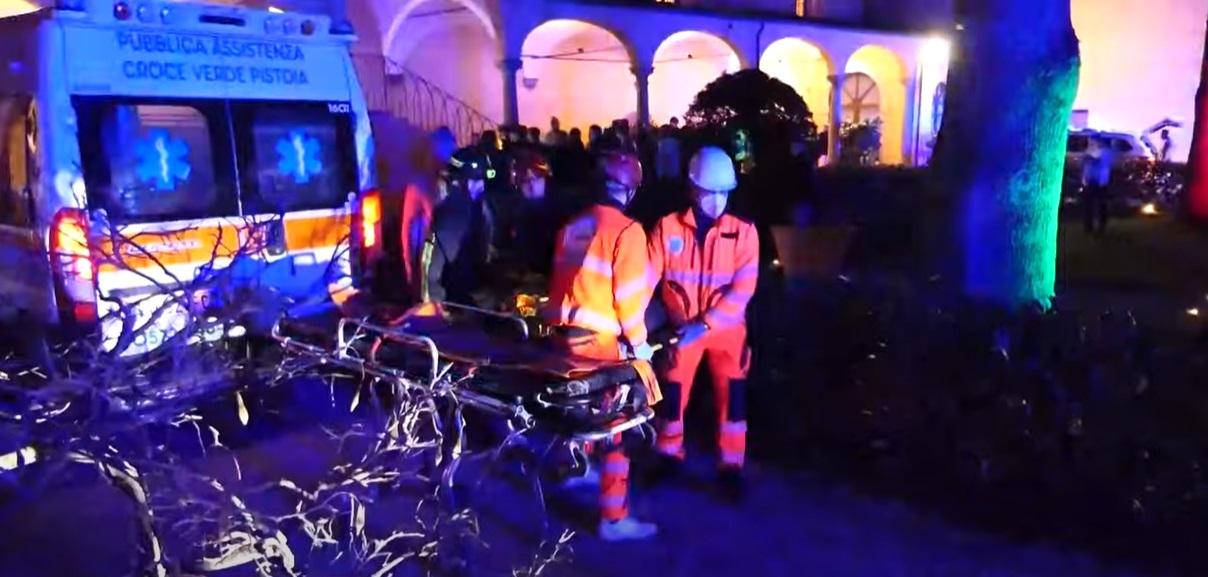 醫護將傷者送院治療。(互聯網)