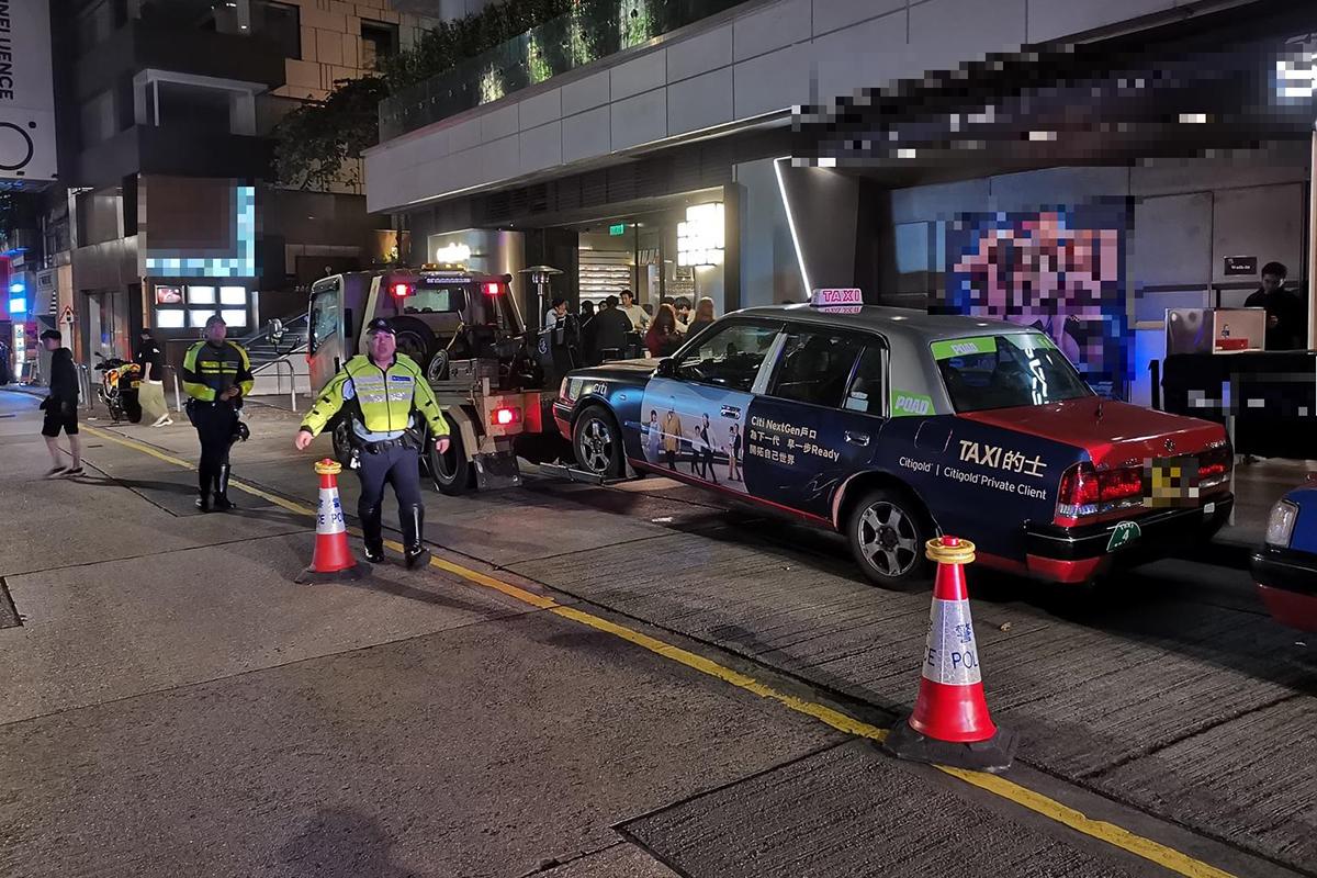 警方一連兩晚在蘭桂坊一帶打擊「黑的」。(警方圖片)