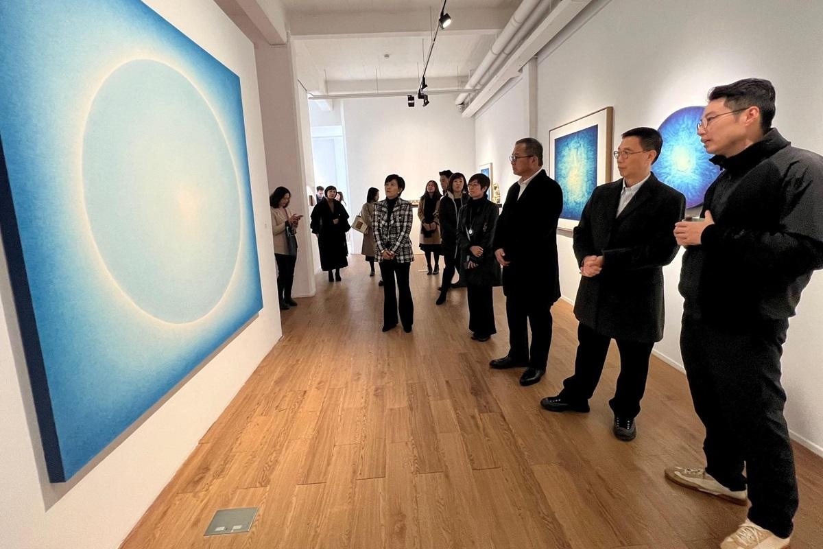 楊潤雄(右二)到訪前身為紡織工業建築群的M50創意園。(政府新聞處)