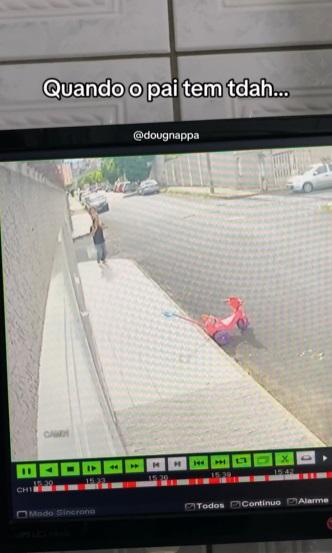 跑回轉角處找人。(互聯網)