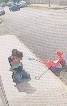 跪地摟抱。(互聯網)