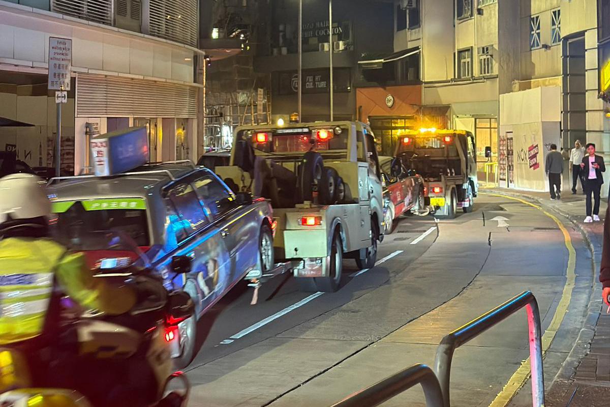 警方一連兩晚在蘭桂坊一帶打擊「黑的」。(警方圖片)