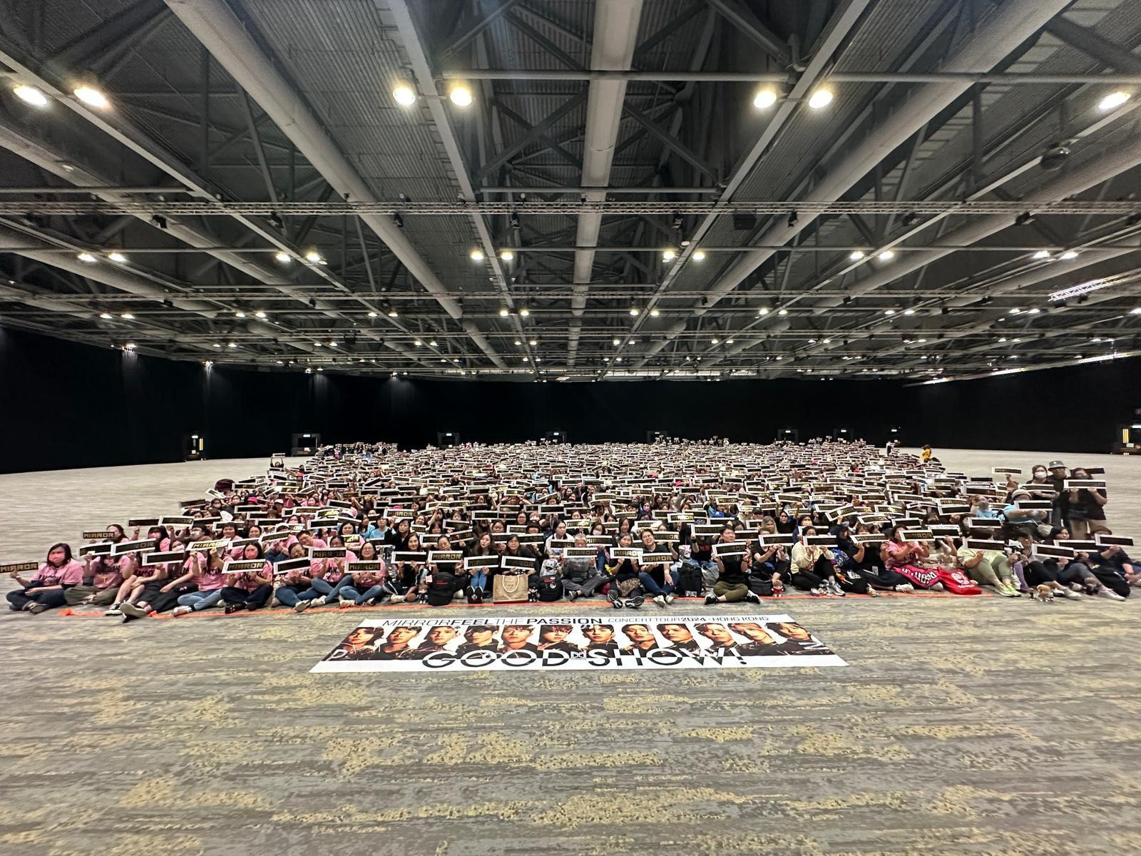 MIRROR成員的12個Fan Club今日齊集亞博聯合應援大合照。