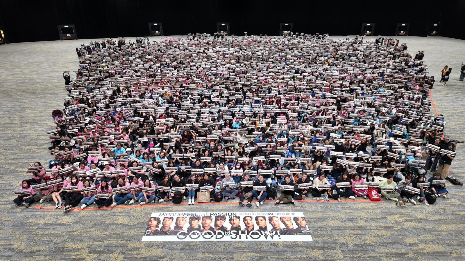 MIRROR成員的12個Fan Club今日齊集亞博聯合應援大合照。