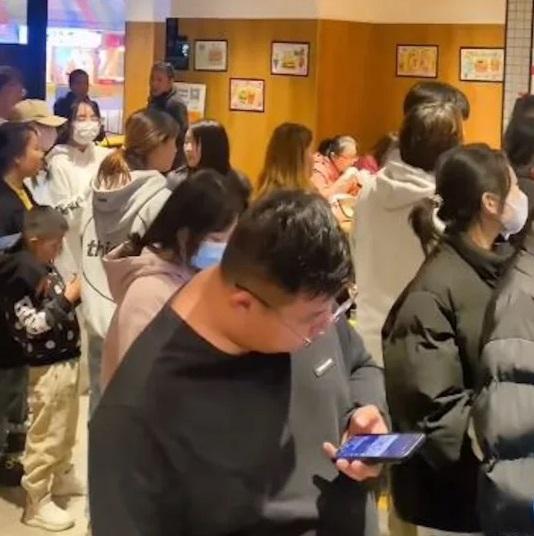 門市大排長龍。(互聯網)