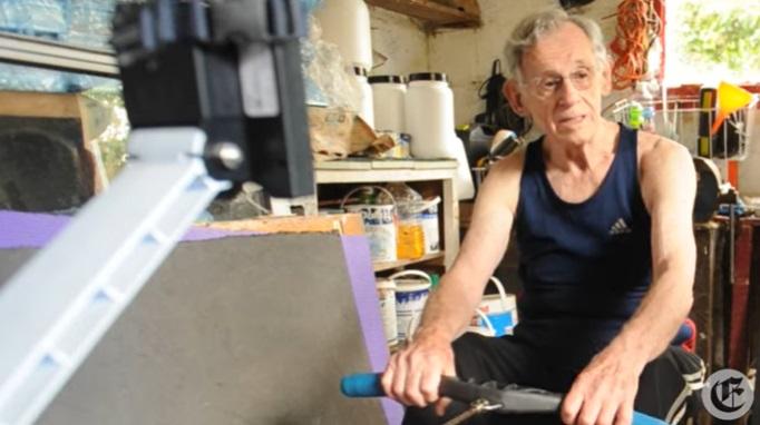 摩根堅持進行划船訓練,好好保持身體機能,延緩老化。(互聯網)