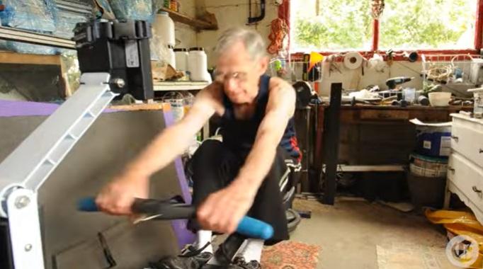 摩根划船訓練至今持續了20年,圖為他2014年接受《愛爾蘭觀察家報》訪問,當年他84歲。(互聯網)